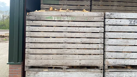 [Haardhout in aardappelkisten opgeslagen]