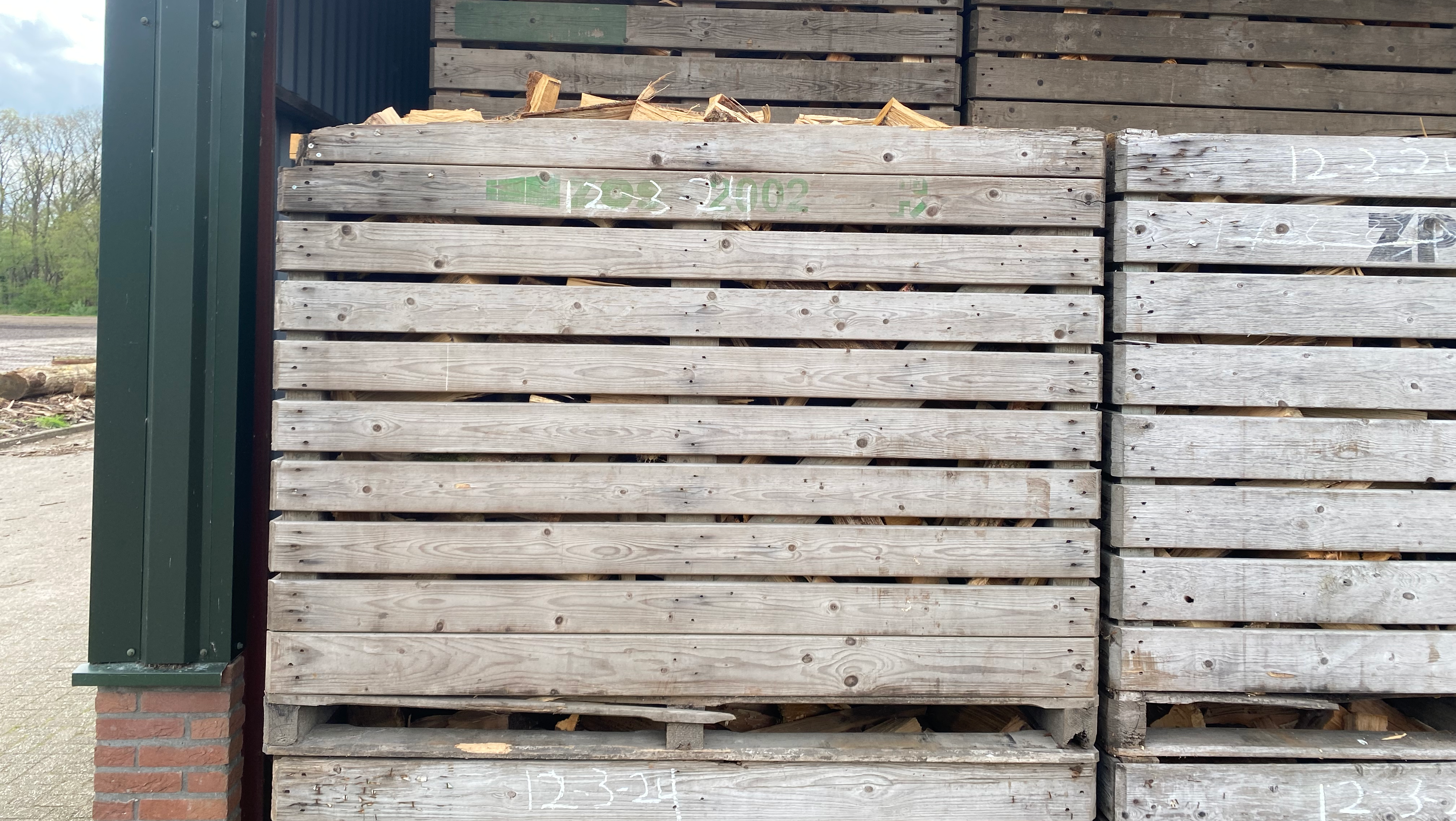 [Haardhout in aardappelkisten opgeslagen]