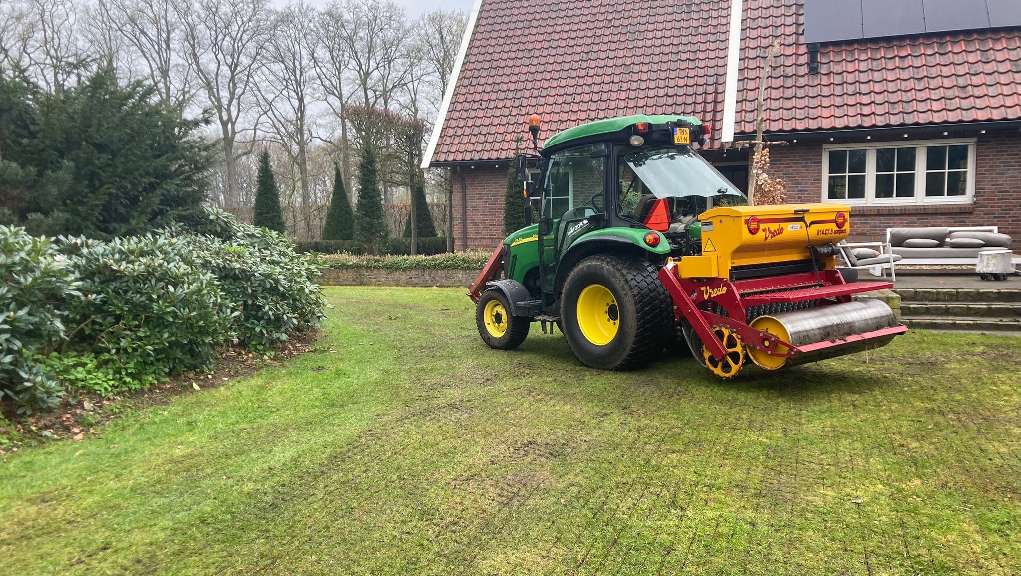 [verticuteren van tuin met kleine trekker]