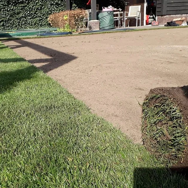 [Graszoden leggen particuliere tuin]