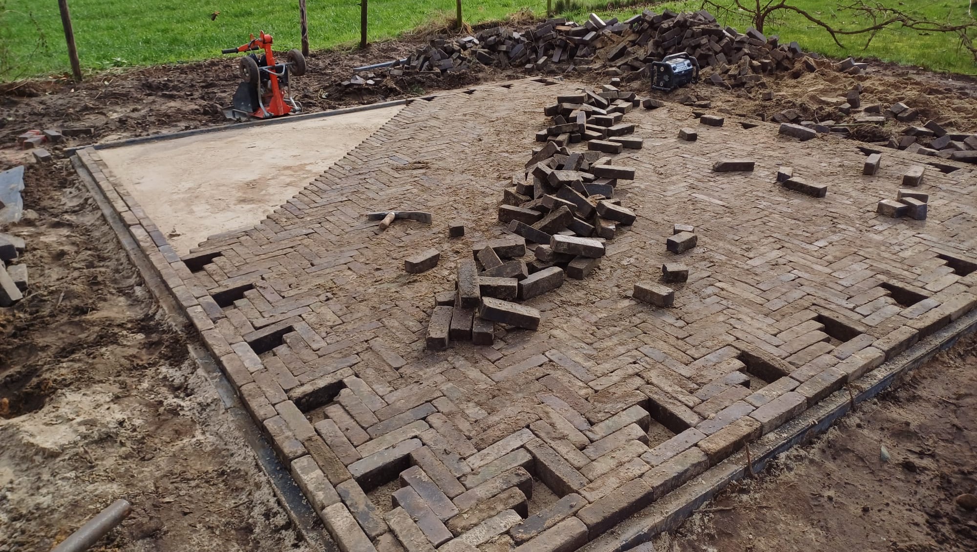 [Aanleg nieuw terras na slopen van tuinhuis]