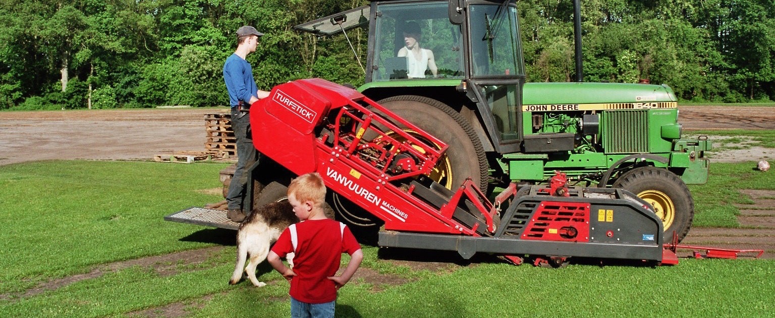 [graszoden snijden door jonge jongens]