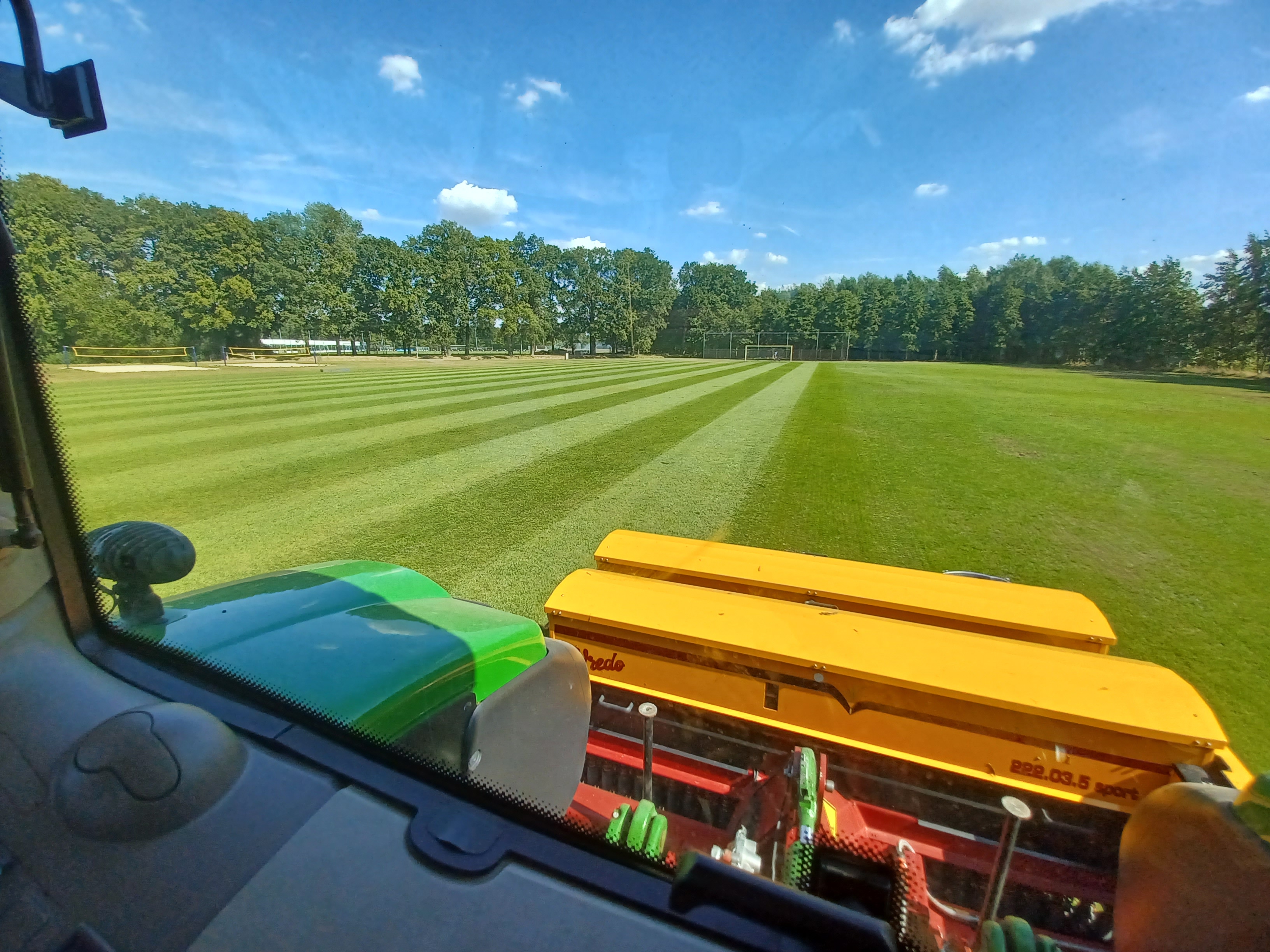 [Bestrijding negatieve schimmels voetbalveld]